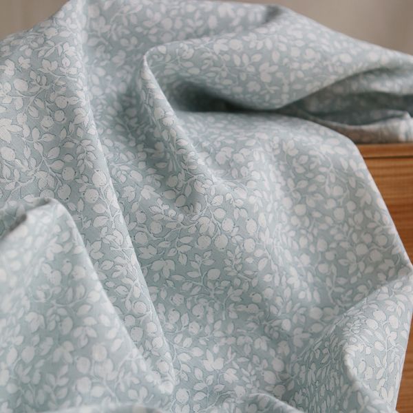 Amaury - Tissu lin coton motif délicat blanc lait et bleu brume