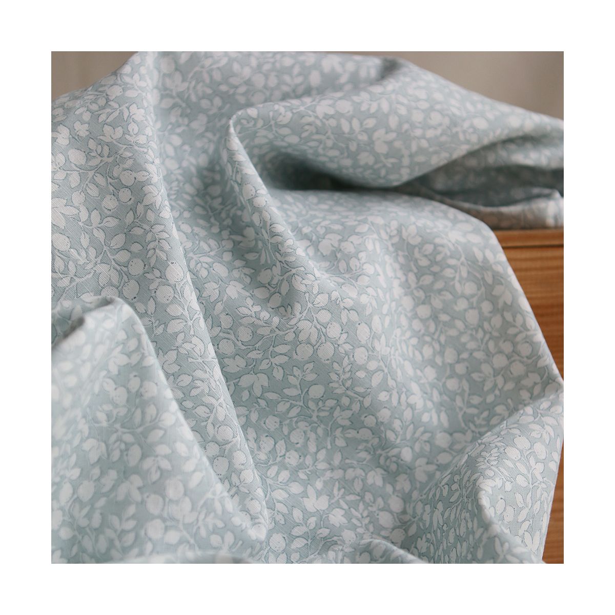 Amaury - Tissu lin coton motif délicat blanc lait et bleu brume
