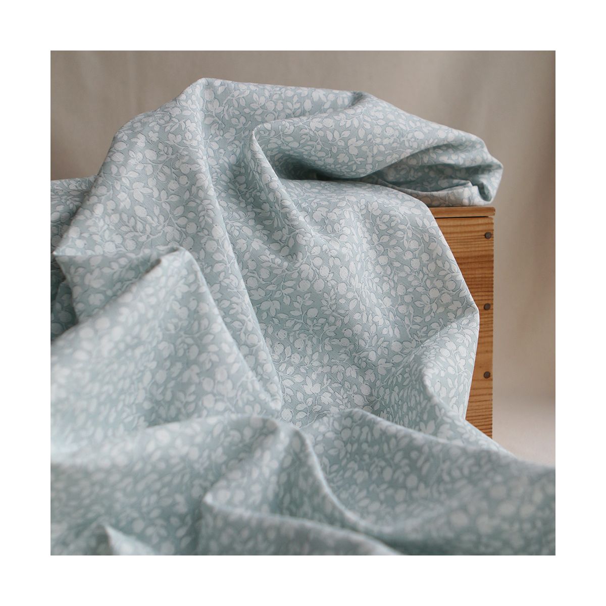 Amaury - Tissu lin coton motif délicat blanc lait et bleu brume
