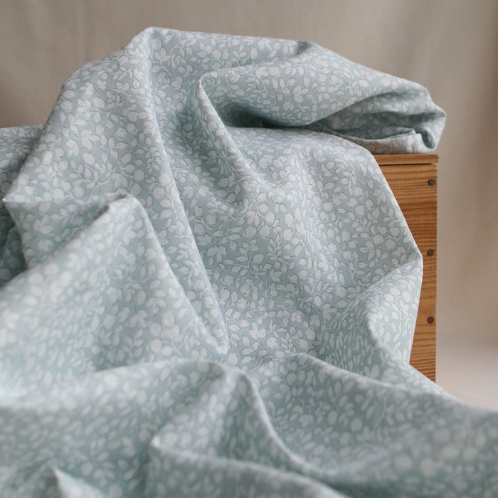 Amaury - Tissu lin coton motif délicat blanc lait et bleu brume