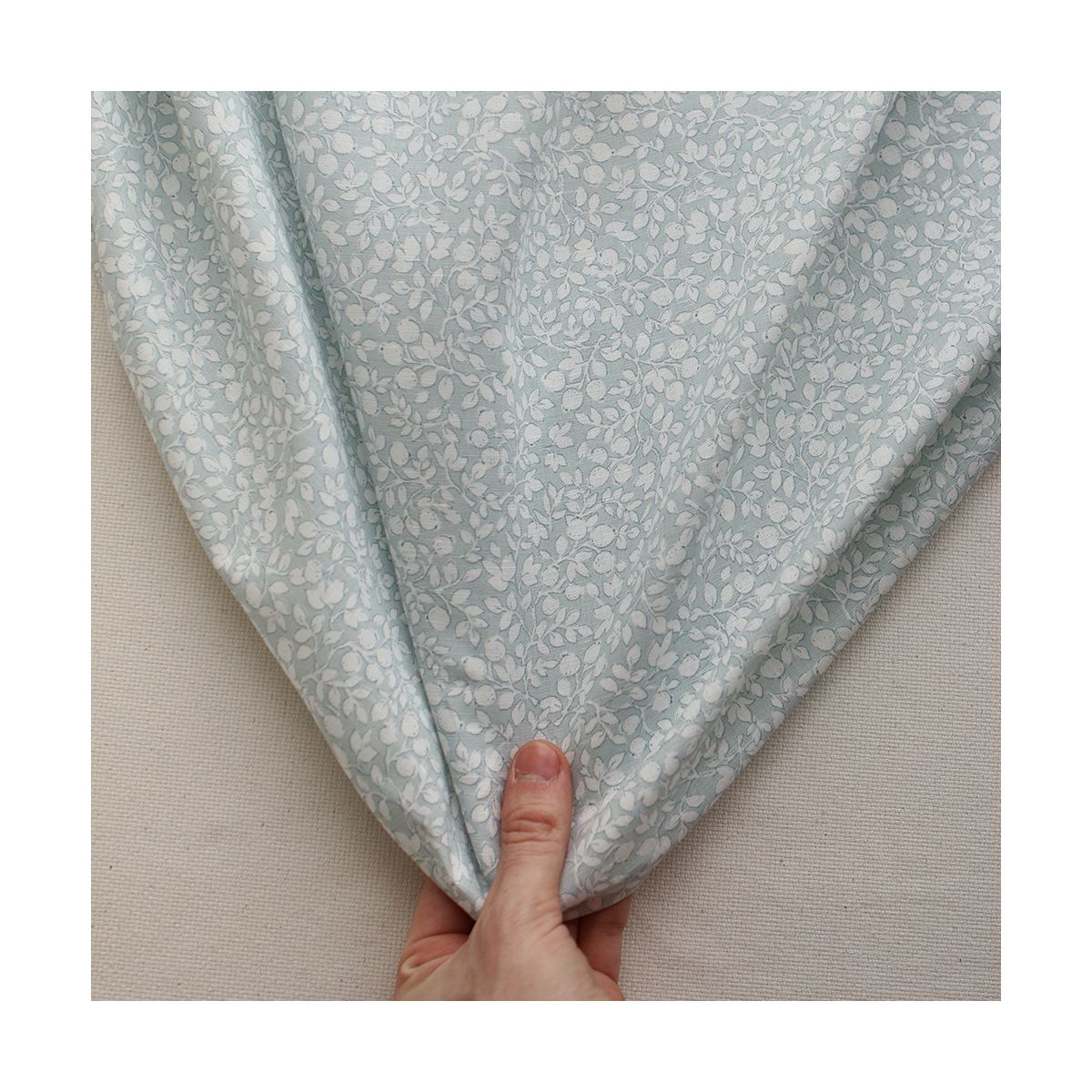 Amaury - Tissu lin coton motif délicat blanc lait et bleu brume
