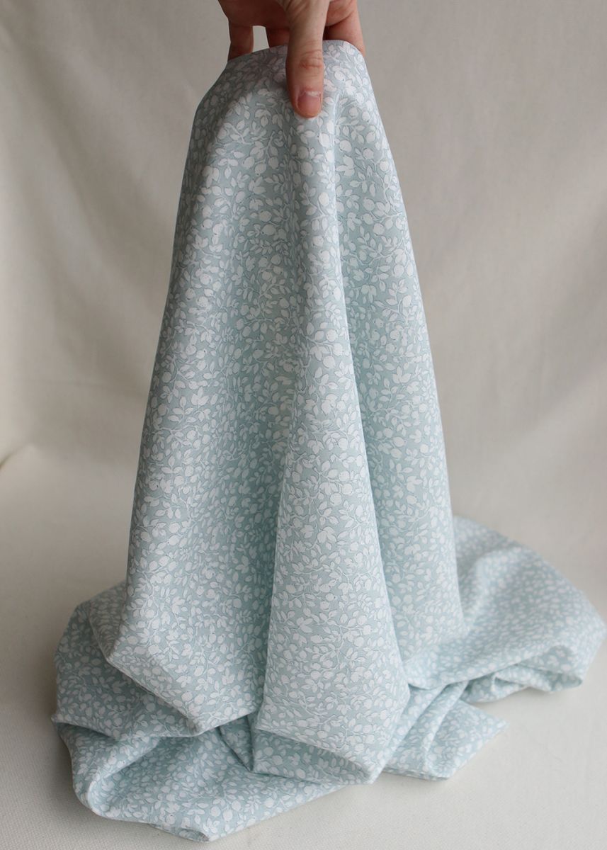 Amaury - Tissu lin coton motif délicat blanc lait et bleu brume