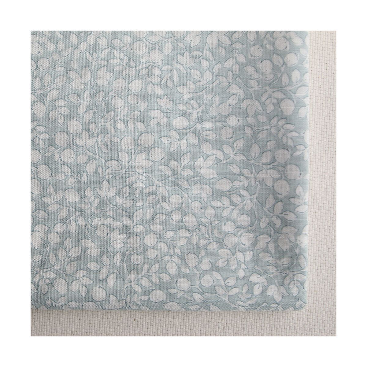 Amaury - Tissu lin coton motif délicat blanc lait et bleu brume