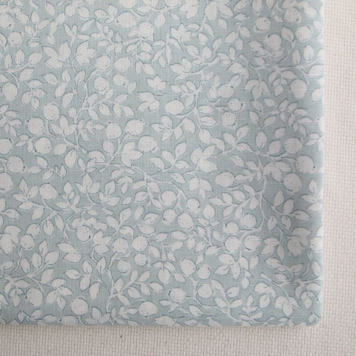 Amaury - Tissu lin coton motif délicat blanc lait et bleu brume