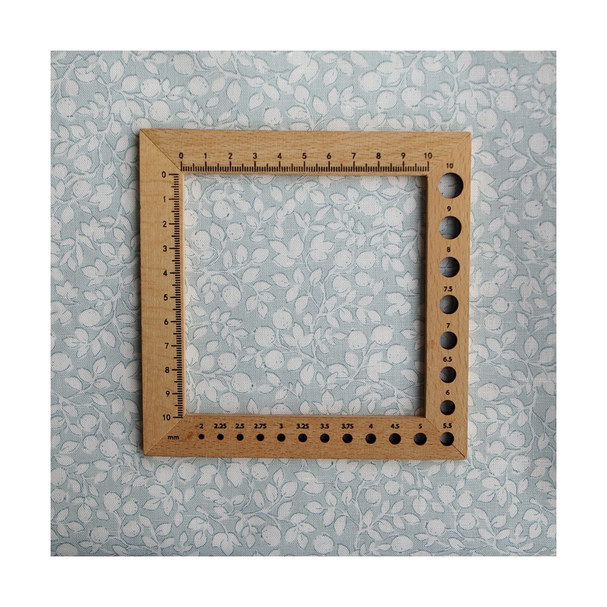 Amaury - Tissu lin coton motif délicat blanc lait et bleu brume