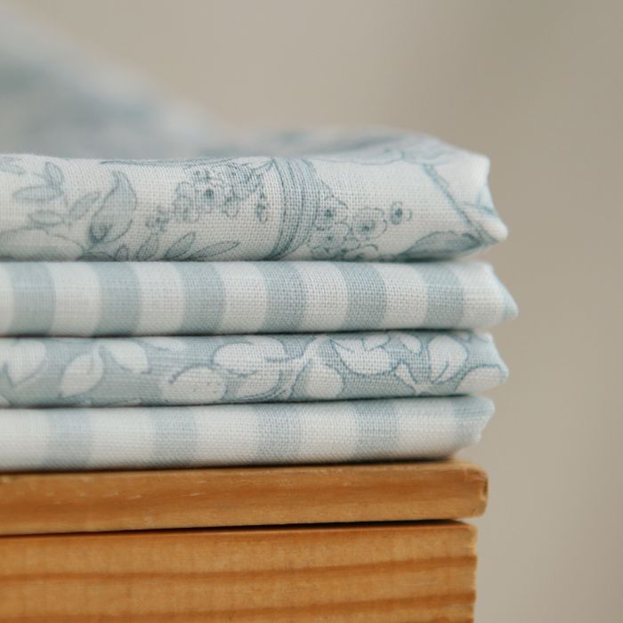 Amaury - Tissu lin coton motif délicat blanc lait et bleu brume