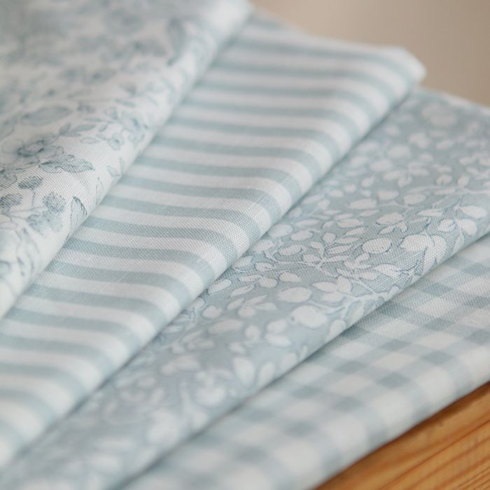 Amaury - Tissu lin coton motif délicat blanc lait et bleu brume