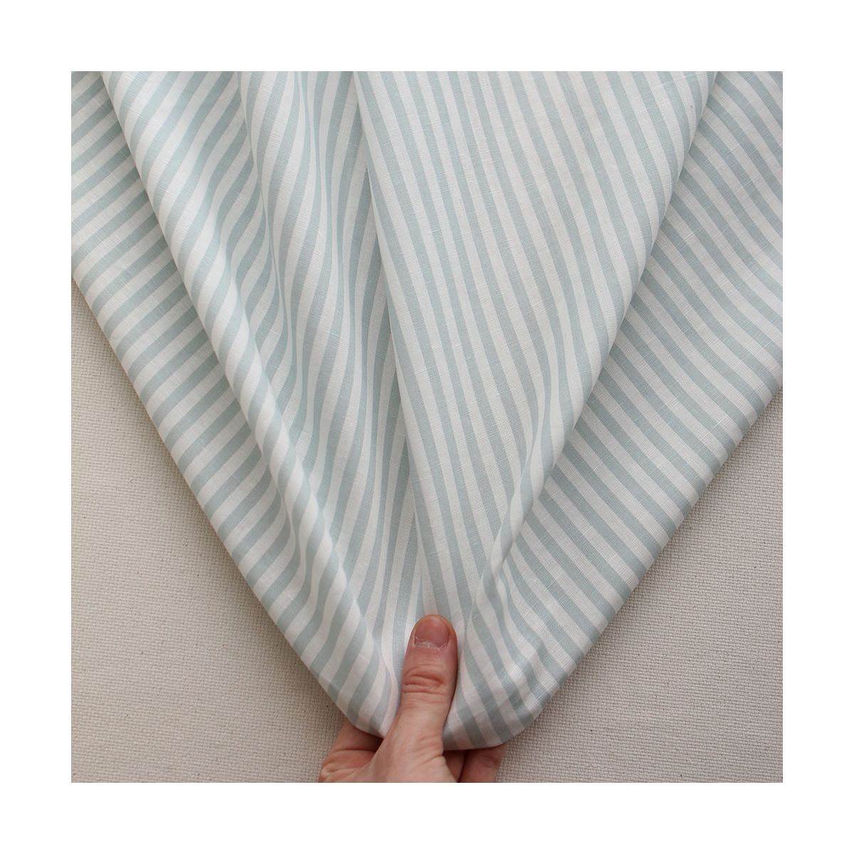 Lucas - Tissu lin coton rayures 6mm blanc lait et bleu brume