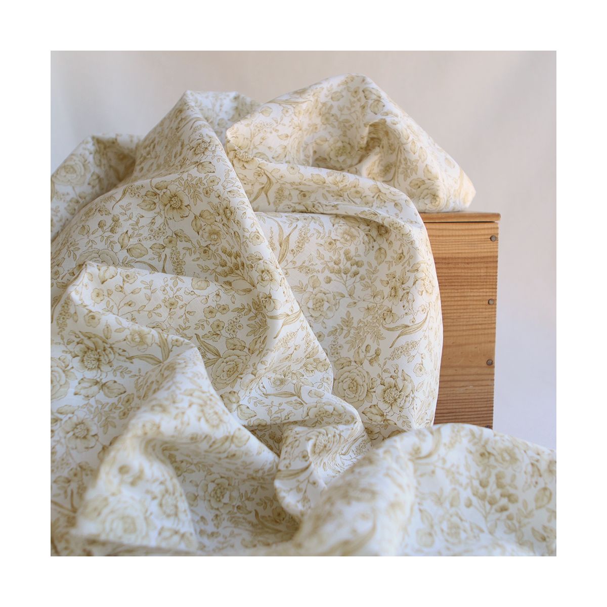 Apolline - Tissu lin coton roses effet toile de Jouy blanc lait et jaune blé