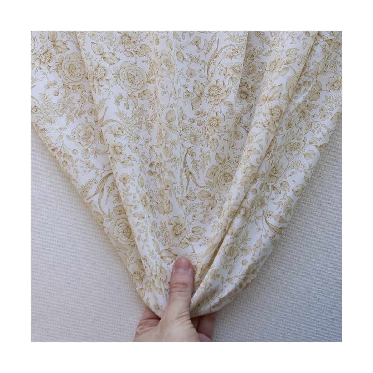 Apolline - Tissu lin coton roses effet toile de Jouy blanc lait et jaune blé