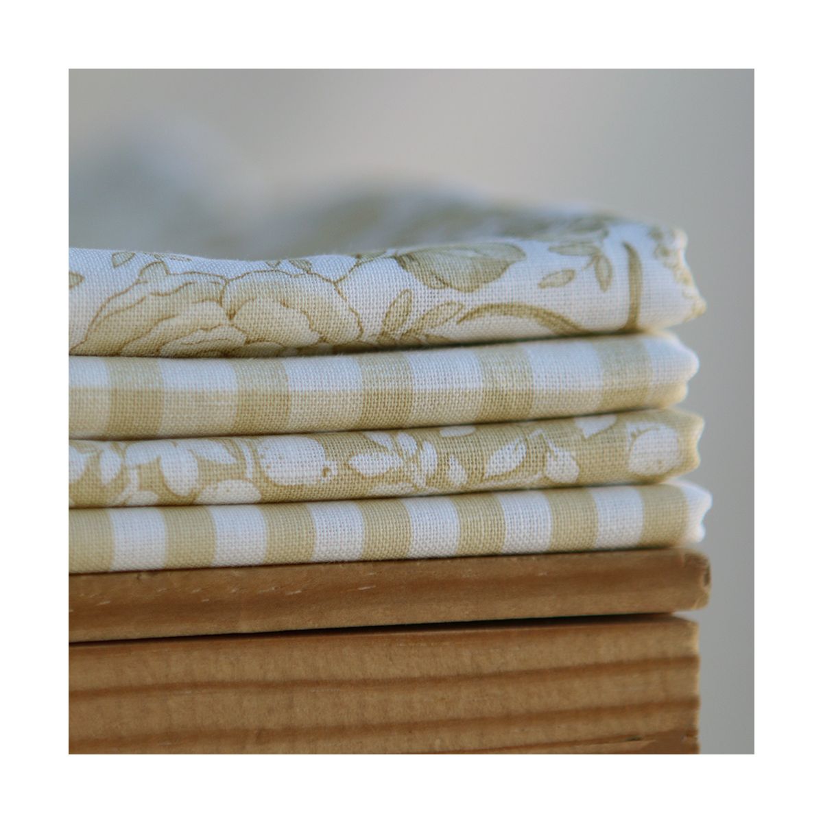 Apolline - Tissu lin coton roses effet toile de Jouy blanc lait et jaune blé