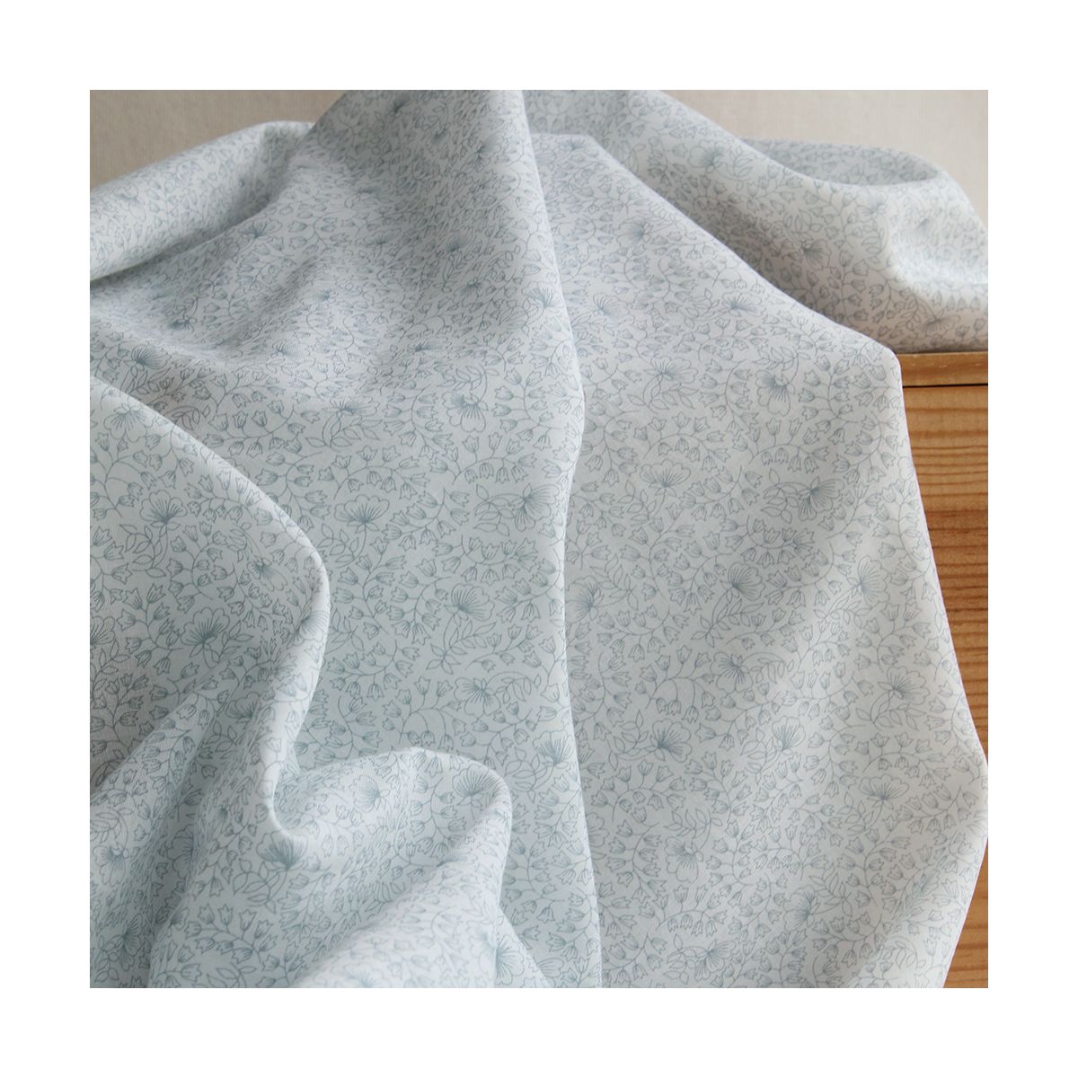 Batiste de coton BIO douce petit motif fleuri bleu grisé