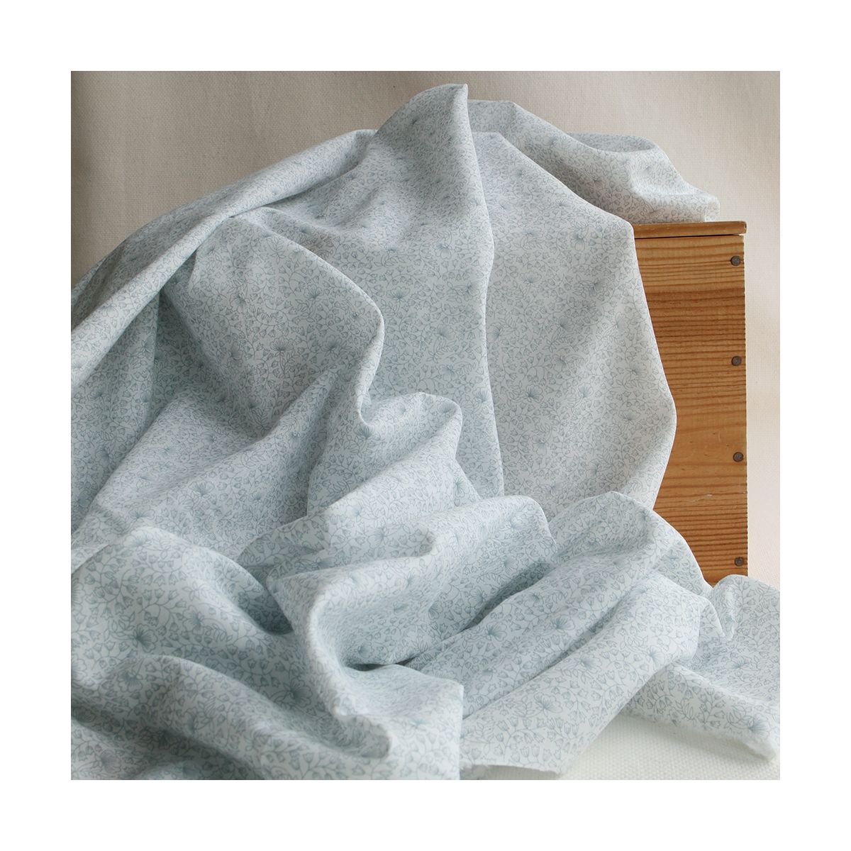 Batiste de coton BIO douce petit motif fleuri bleu grisé