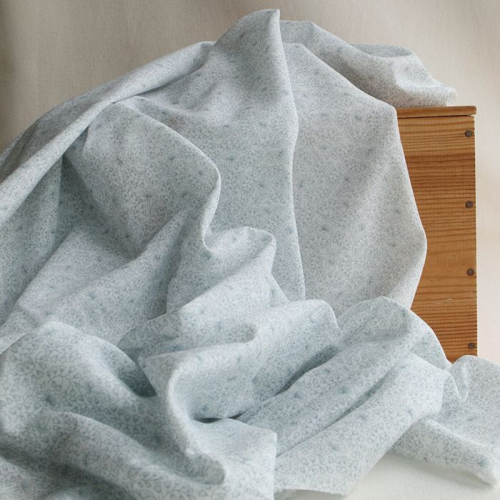 Batiste de coton BIO douce petit motif fleuri bleu grisé