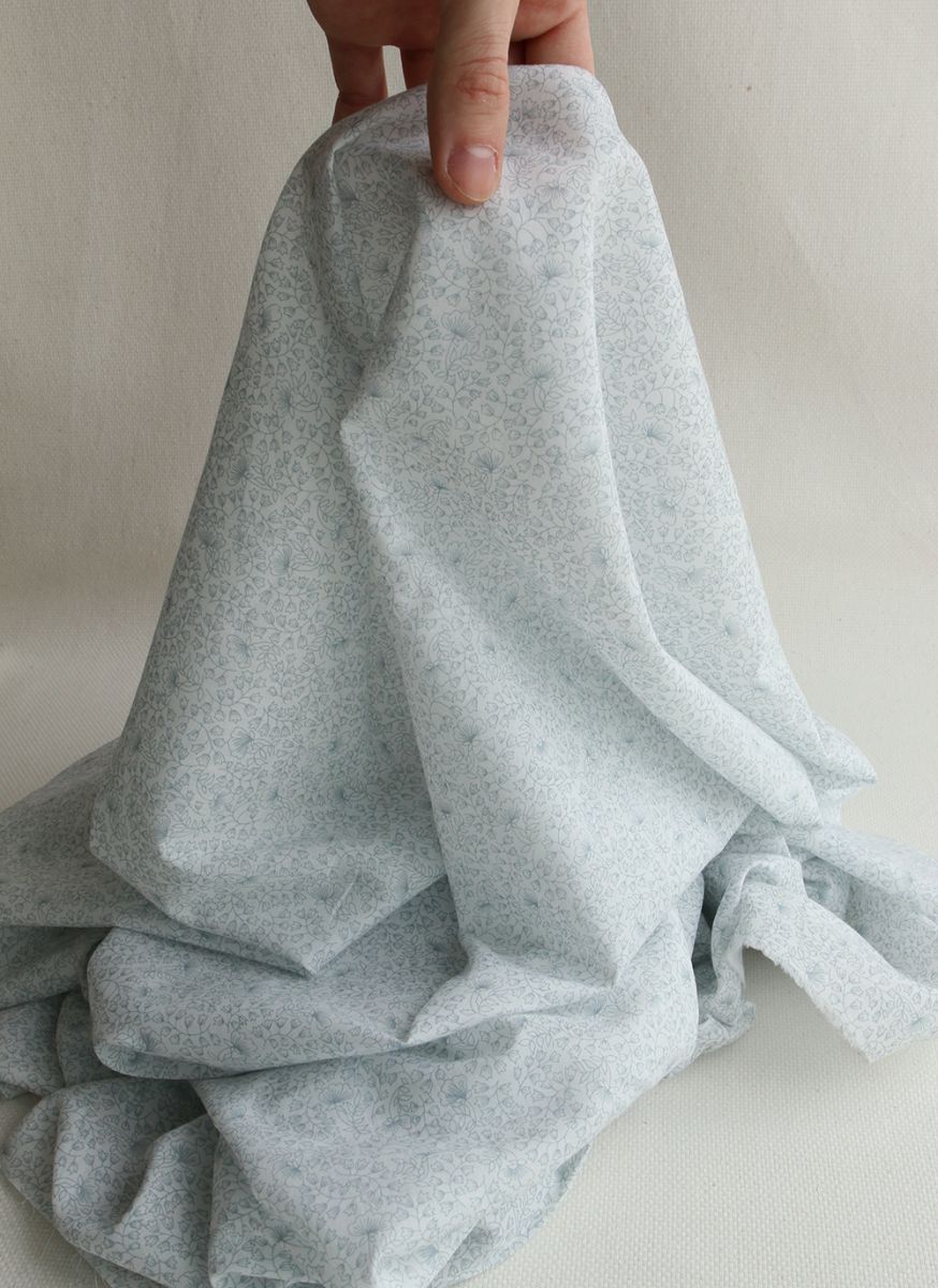 Batiste de coton BIO douce petit motif fleuri bleu grisé