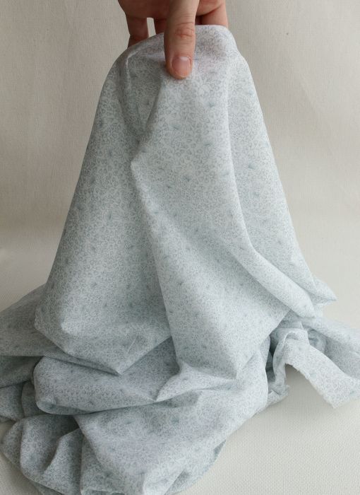 Batiste de coton BIO douce petit motif fleuri bleu grisé