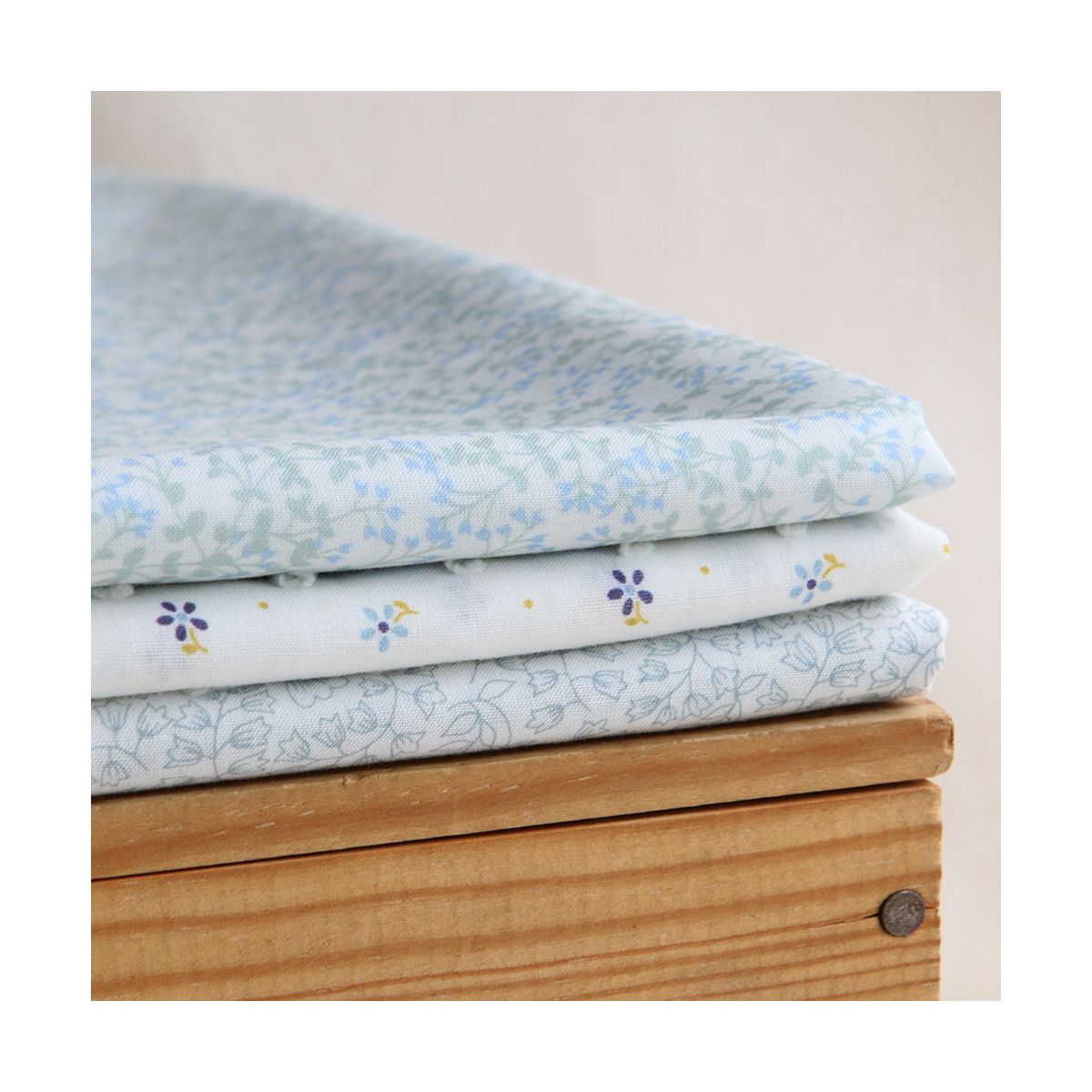 Batiste de coton BIO douce petit motif fleuri bleu grisé