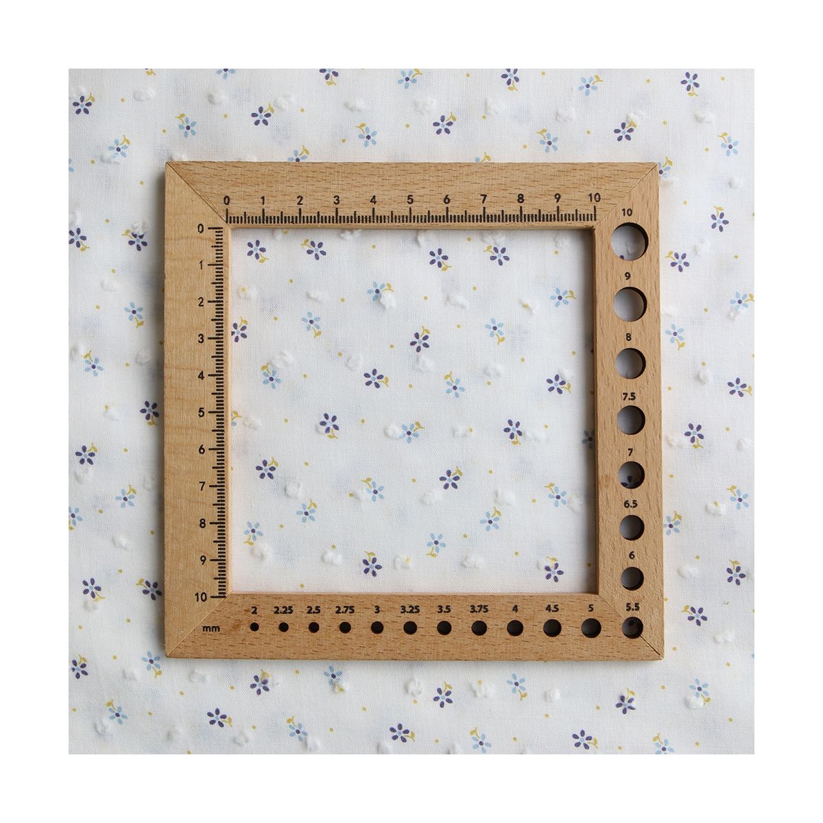 Plumetis de coton BIO petit motif fleuri bleu et pois