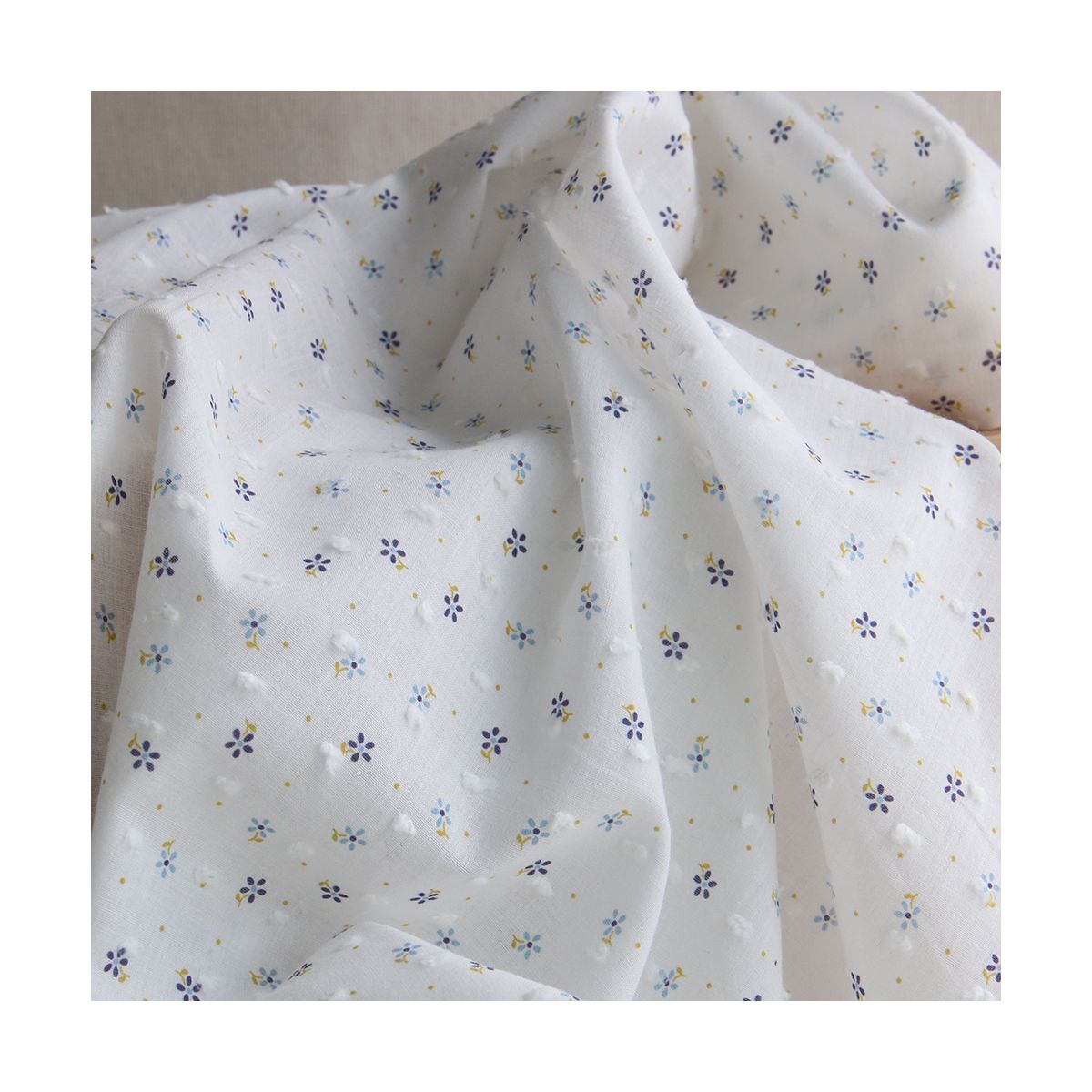 Plumetis de coton BIO petit motif fleuri bleu et pois