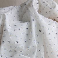 Plumetis de coton BIO petit motif fleuri bleu et pois