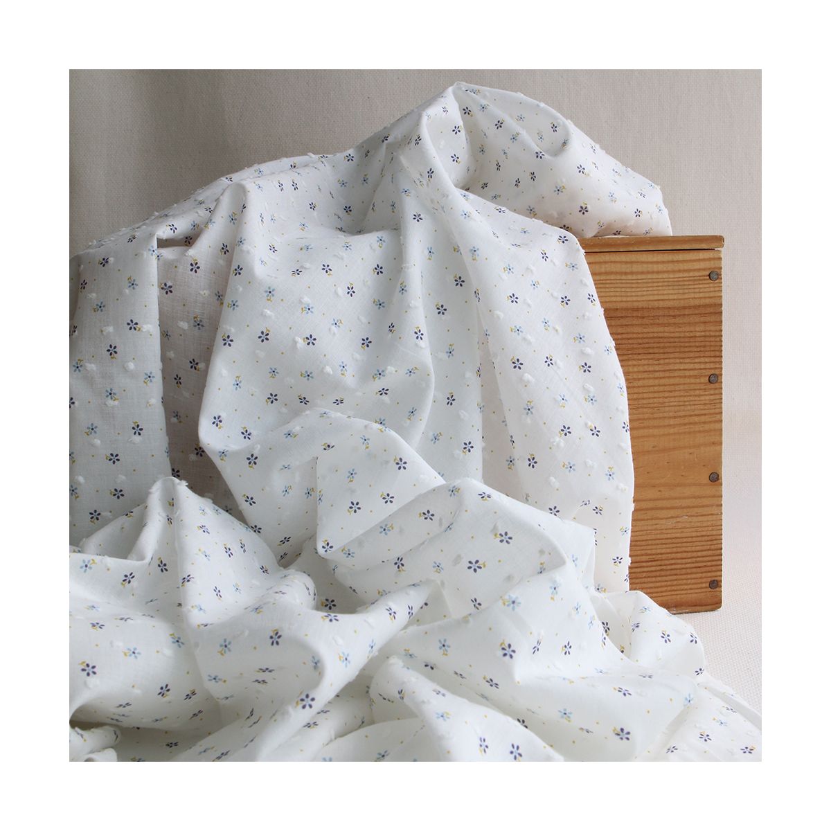 Plumetis de coton BIO petit motif fleuri bleu et pois