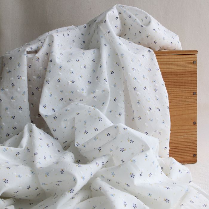 Plumetis de coton BIO petit motif fleuri bleu et pois