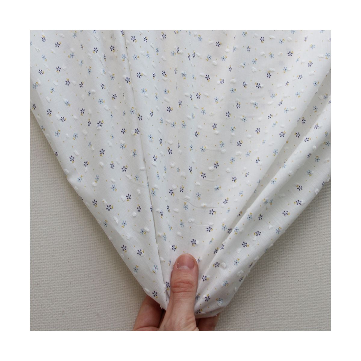 Plumetis de coton BIO petit motif fleuri bleu et pois
