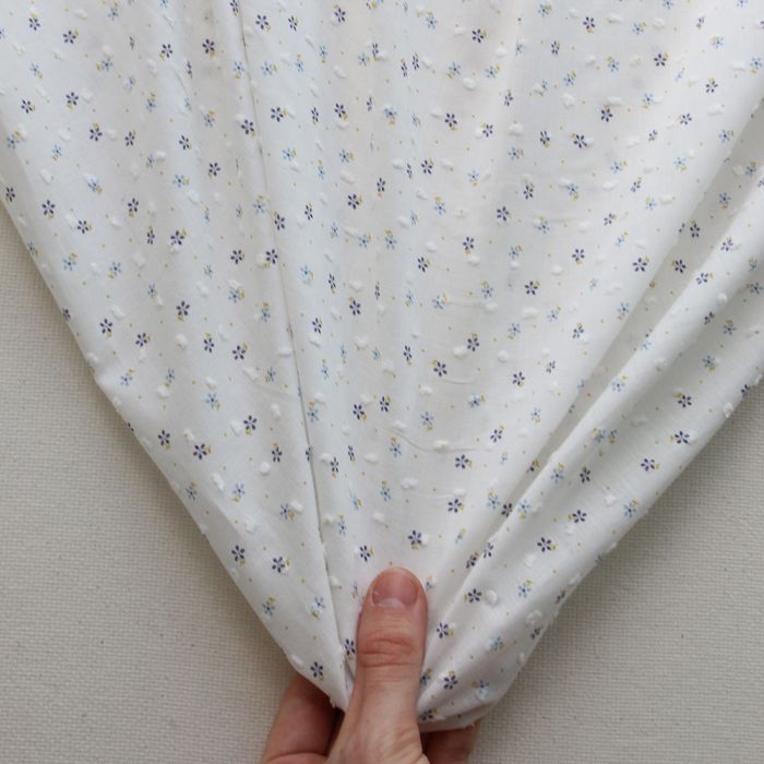 Plumetis de coton BIO petit motif fleuri bleu et pois