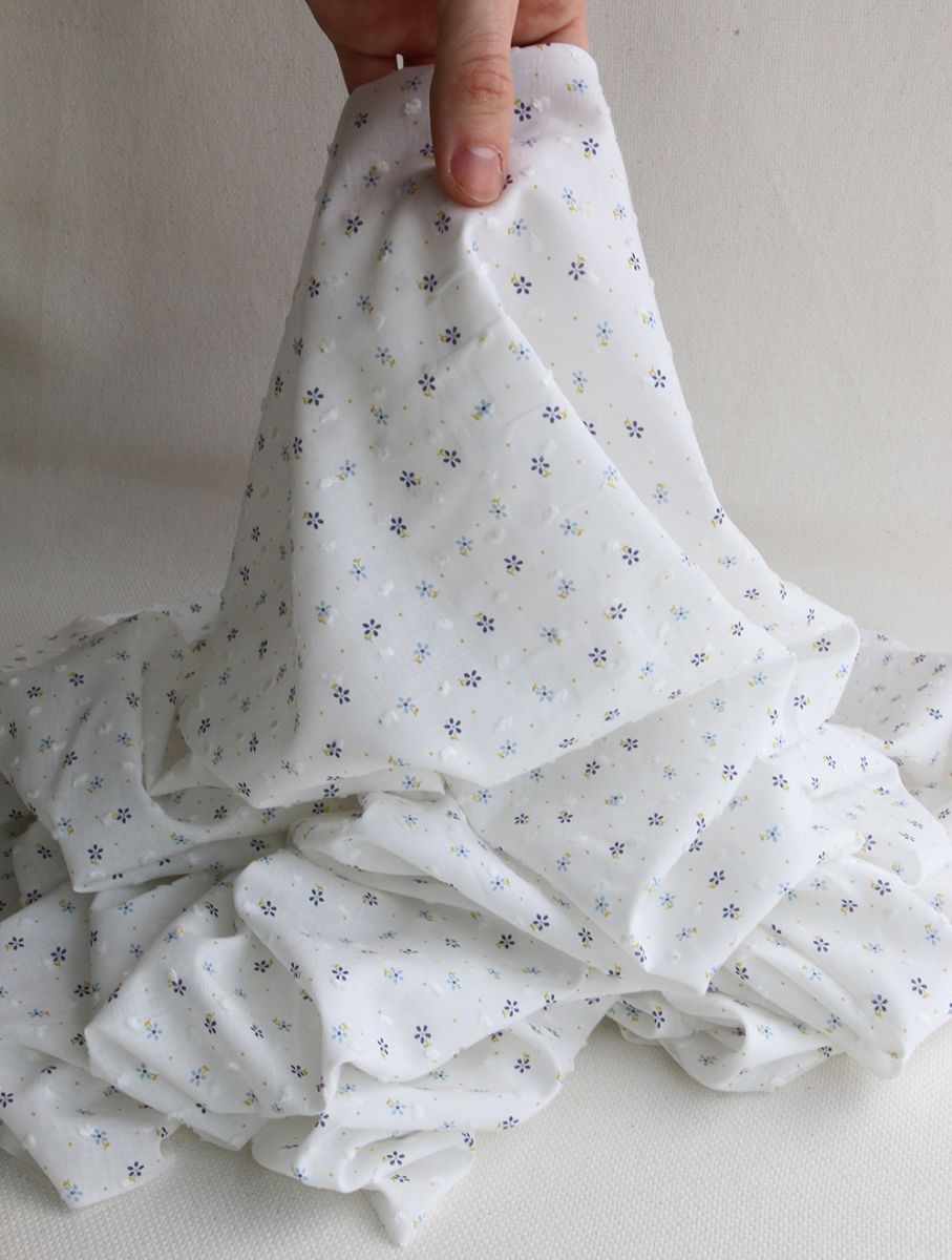 Plumetis de coton BIO petit motif fleuri bleu et pois