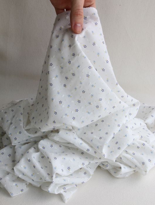 Plumetis de coton BIO petit motif fleuri bleu et pois