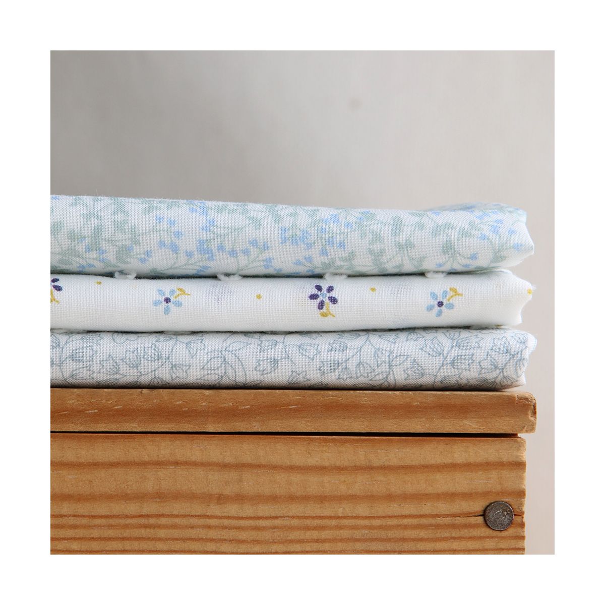 Batiste de coton BIO douce petit motif fleuri bleu grisé