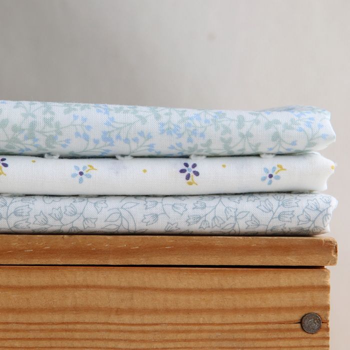 Batiste de coton BIO douce petit motif fleuri bleu grisé