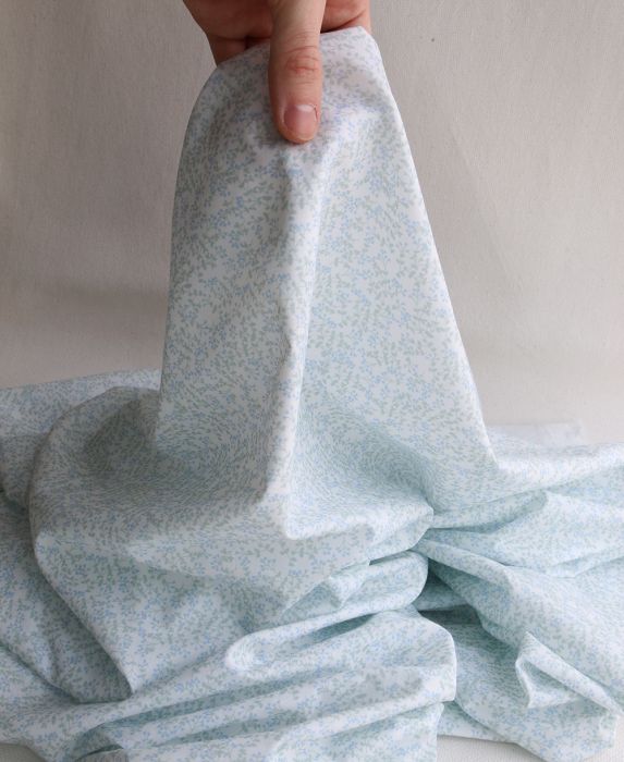 Batiste de coton BIO douce petit motif fleuri bleu vert tendre