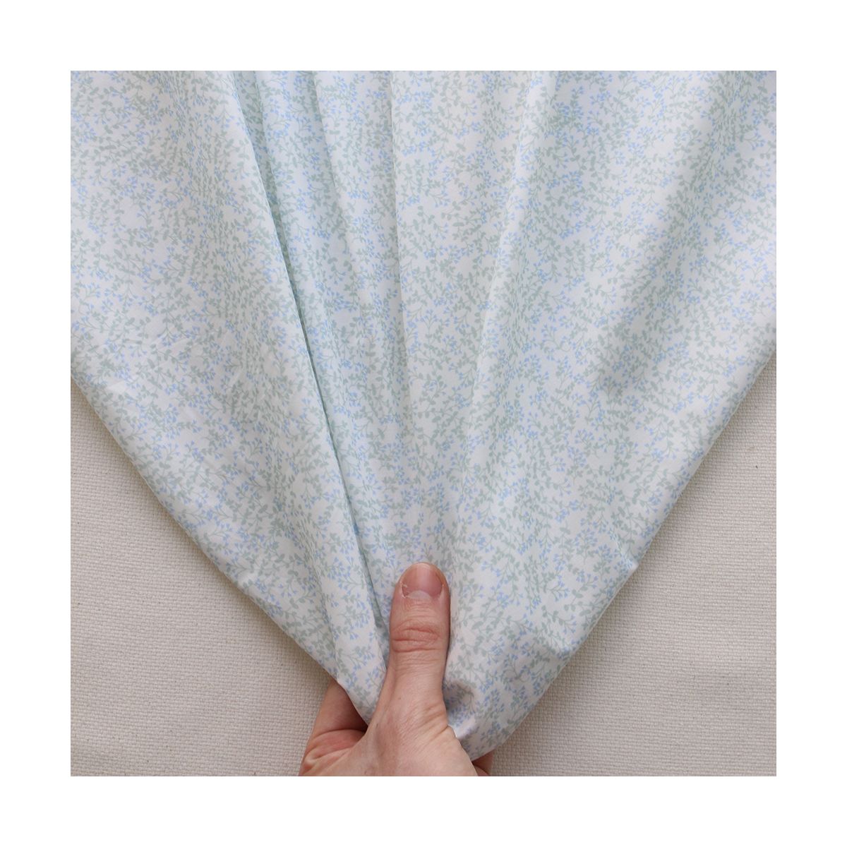 Batiste de coton BIO douce petit motif fleuri bleu vert tendre