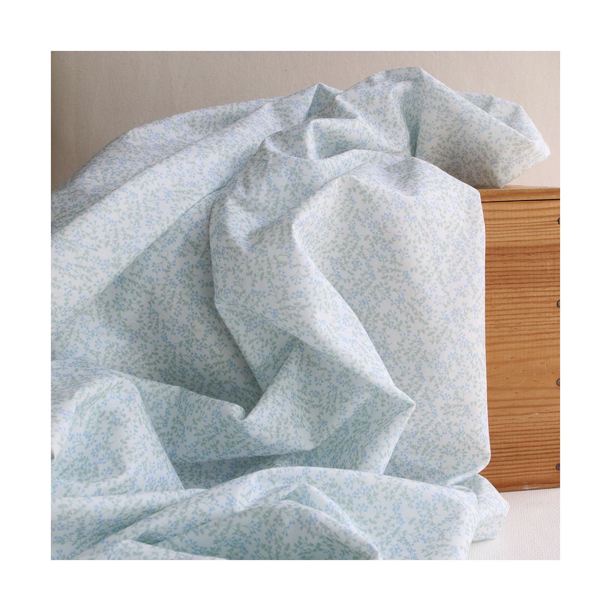 Batiste de coton BIO douce petit motif fleuri bleu vert tendre
