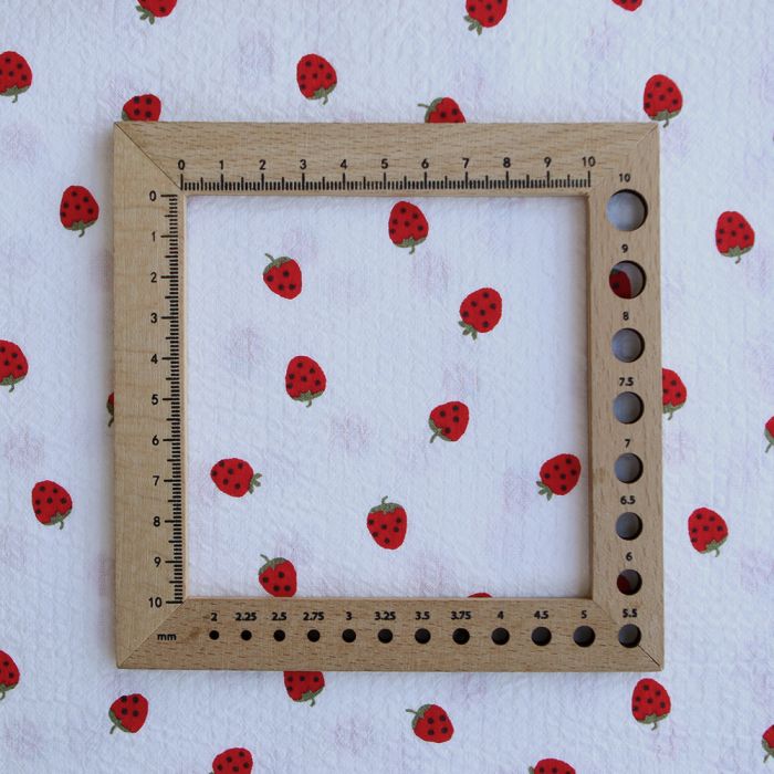Clery - Seersucker / Coton gaufré doux fond blanc cassé petites fraises