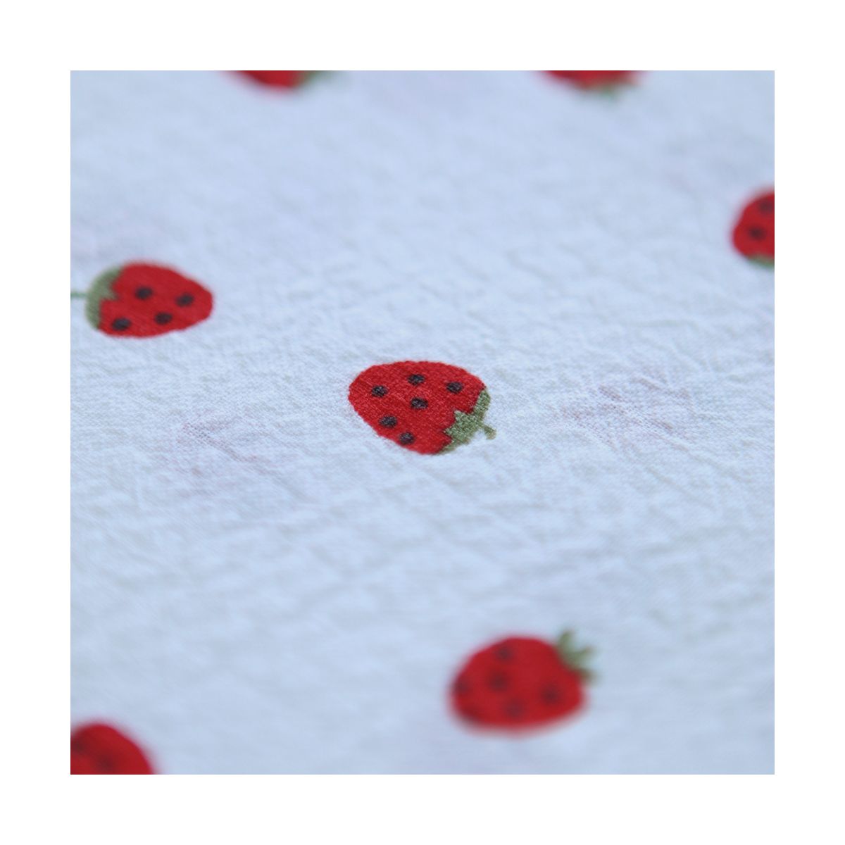 Clery - Seersucker / Coton gaufré doux fond blanc cassé petites fraises