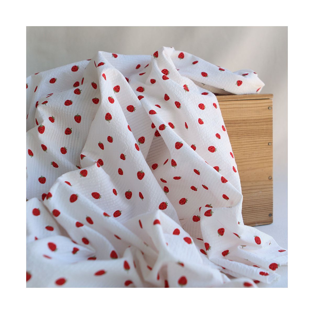Clery - Seersucker / Coton gaufré doux fond blanc cassé petites fraises