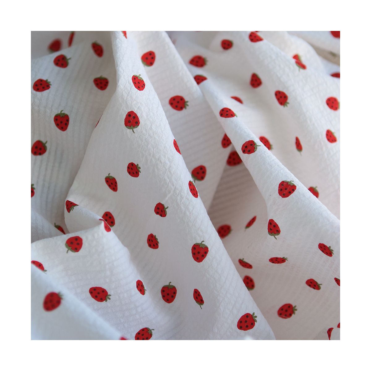 Clery - Seersucker / Coton gaufré doux fond blanc cassé petites fraises