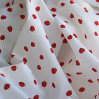 Clery - Seersucker / Coton gaufré doux fond blanc cassé petites fraises