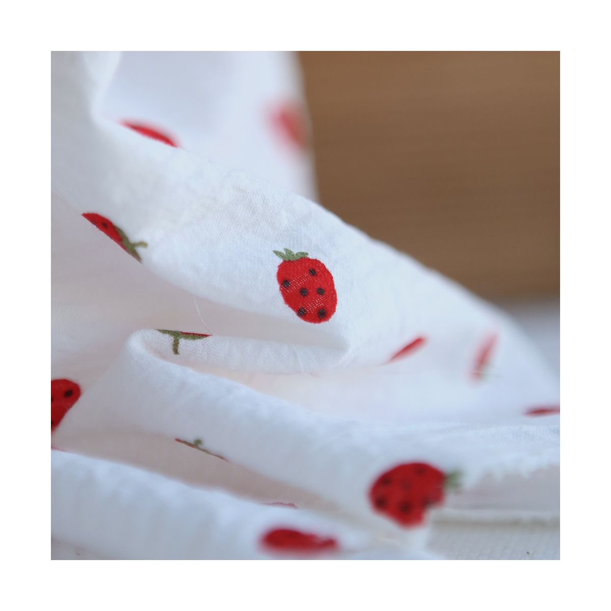 Clery - Seersucker / Coton gaufré doux fond blanc cassé petites fraises