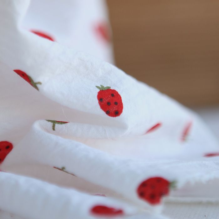 Clery - Seersucker / Coton gaufré doux fond blanc cassé petites fraises