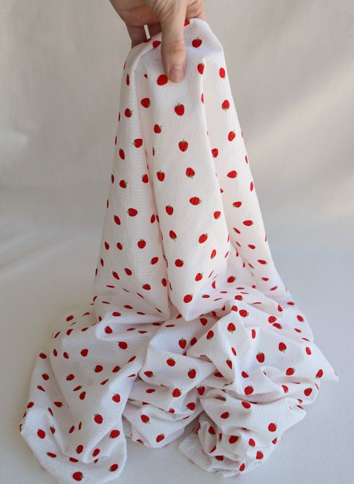 Clery - Seersucker / Coton gaufré doux fond blanc cassé petites fraises