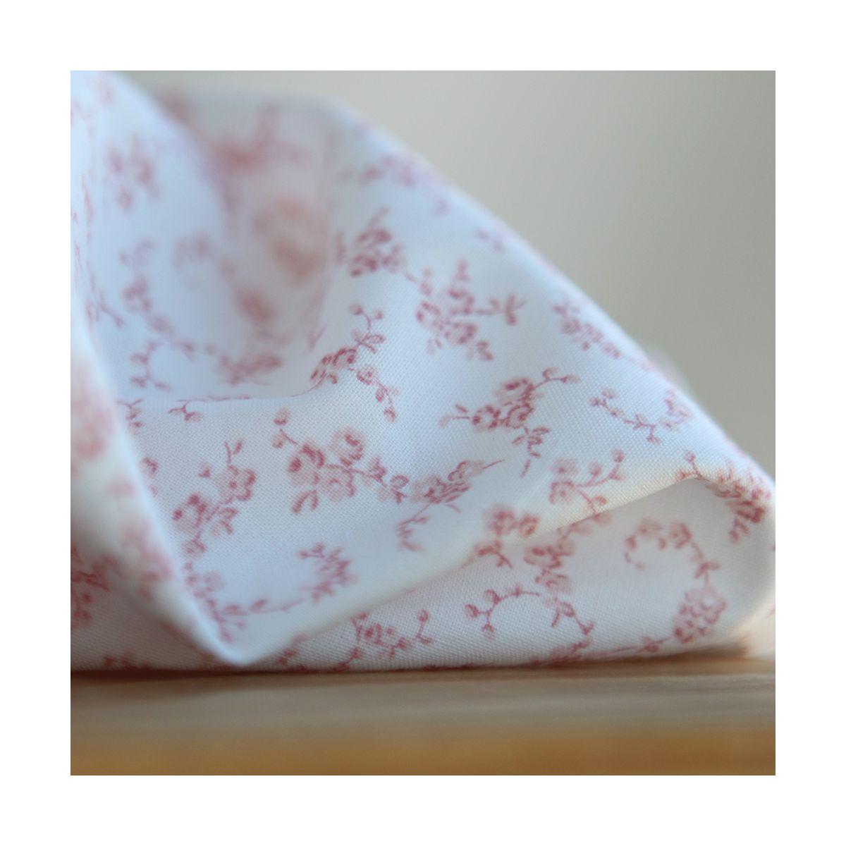 Sakura - Popeline de coton douce qualité SWEET fond lait petit fleuri rose tendre