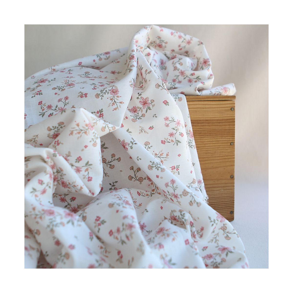 Carmel - Tissu lin coton fond ivoire motif fleuri rose et vert