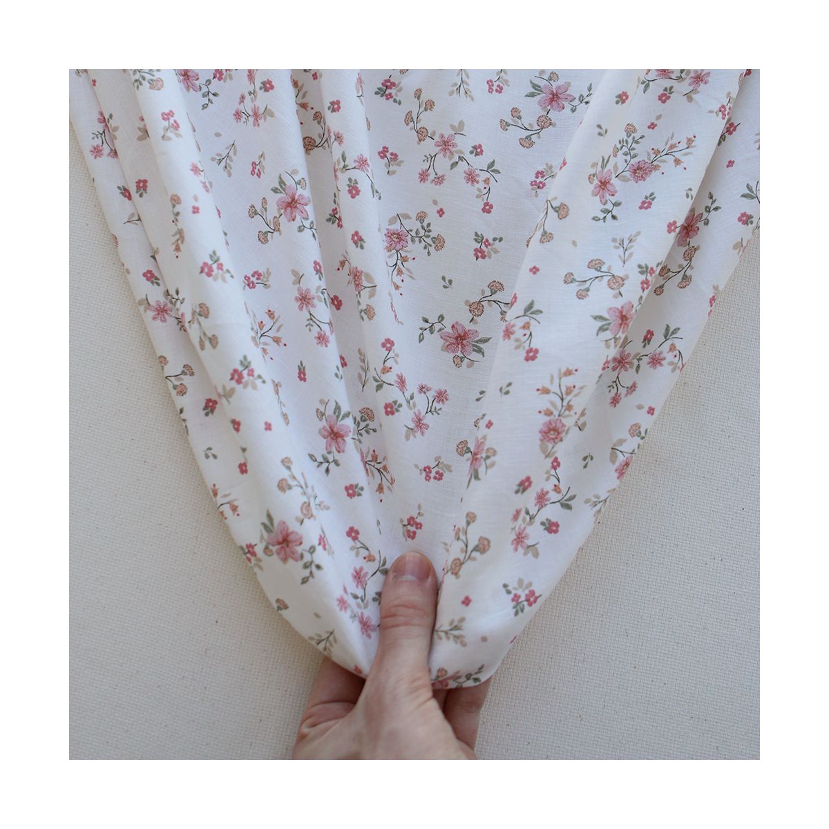 Carmel - Tissu lin coton fond ivoire motif fleuri rose et vert