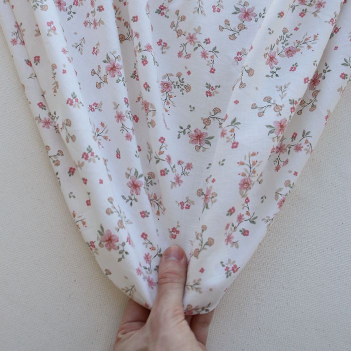 Carmel - Tissu lin coton fond ivoire motif fleuri rose et vert