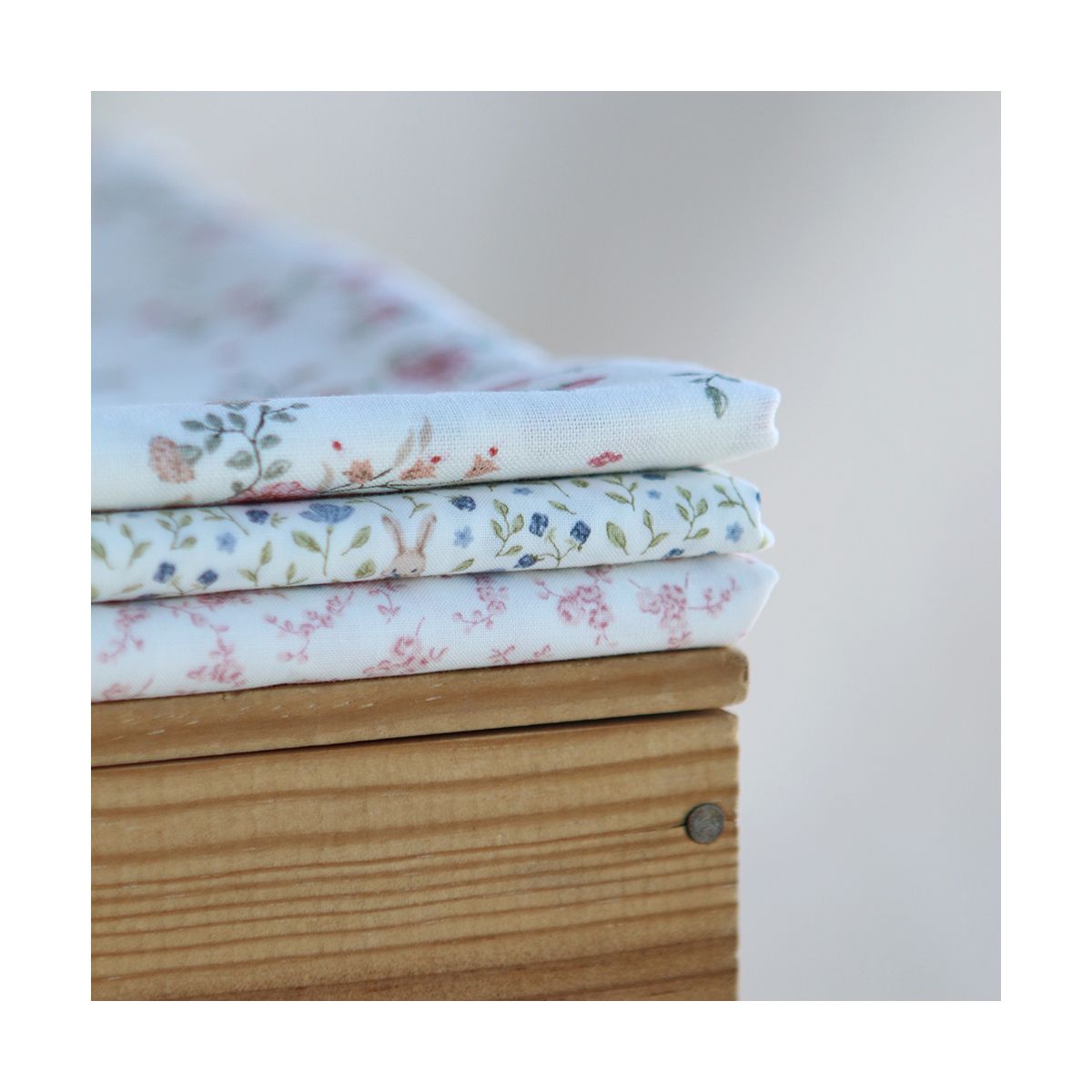 Carmel - Tissu lin coton fond ivoire motif fleuri rose et vert