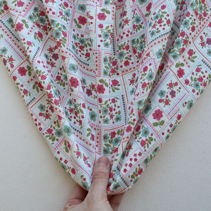 Elsie - Tissu coton piqué léger texturé fleuri effet patchwork