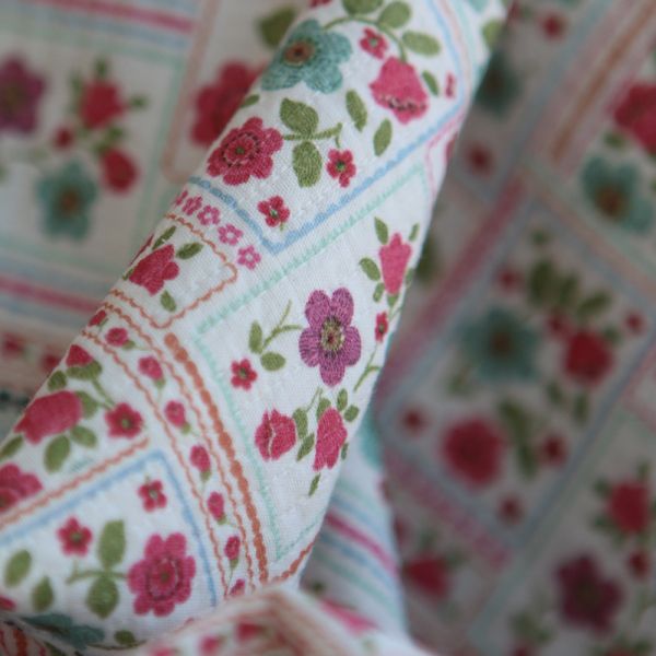 Elsie - Tissu coton piqué léger texturé fleuri effet patchwork 2